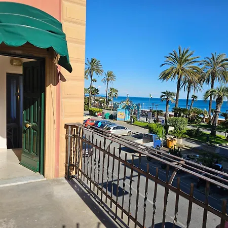 Casa Clelia, Esclusivo Frontemare A Apartamento Varazze