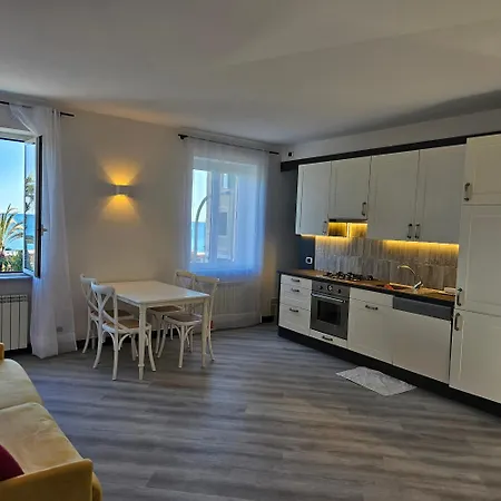 Casa Clelia, Esclusivo Frontemare A דירה